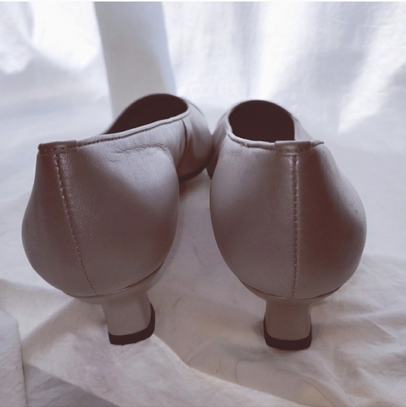 EUC PRETTY Taupe Pearlisent Pumps with Small Block Heel 😍 - Picture 5 of 5
